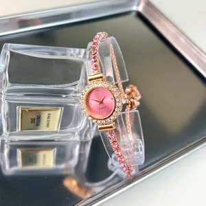 Orologio al quarzo oro rosa con strass rosa, cinturino sottile e quadrante elegante.