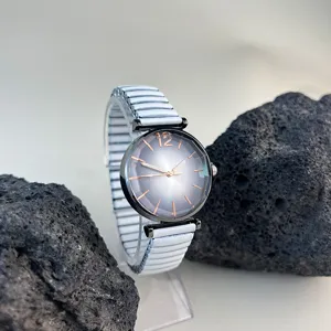 Reloj de cuarzo para mujer con correa elástica extensible y esfera gris degradada elegante.