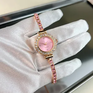 Elegante orologio donna quarzo oro rosa con strass rosa brillanti su cinturino sottile.