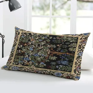 Coussin long en peluche douce style tapisserie vintage avec motifs floraux et d'arbres détaillés.