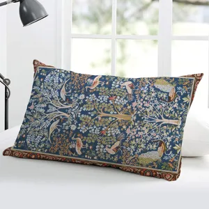 Détail de coussin long en peluche courte style persan vintage, oreiller décoratif pour lit et canapé.