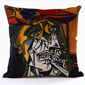 Gros plan détaillé de la housse de coussin artistique avec peinture de femme qui pleure.