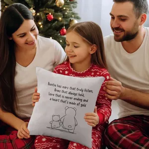 Kerstcadeau kussenhoes met schattig berenmotief en warme tekst voor de woonkamersofa.