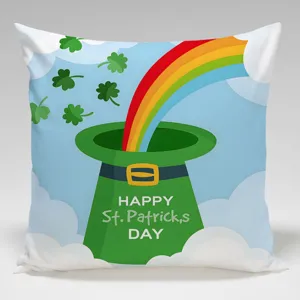 Dettaglio della federa decorativa per San Patrizio con stampa di trifoglio e arcobaleno.