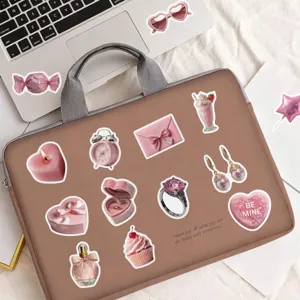Primo piano dettaglio di adesivi impermeabili carini estetici rosa su sfondo borsa.