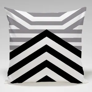 Vista de primer plano detallada de la funda de cojín geométrica en blanco y negro