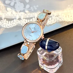 Damen Quarzuhr mit einzigartigem unregelmäßigem Gliederarmband und hellblauem Zifferblatt.