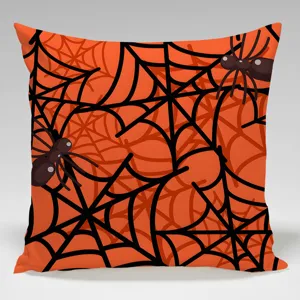 Dettaglio motivo ragnatela di Halloween su federa per cuscino in tessuto arancione.