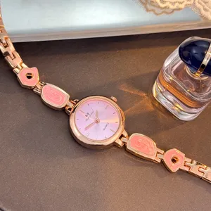 Detailansicht Damenuhr Quarz Roségold mit rosa Zifferblatt und einzigartigen Armbandgliedern.