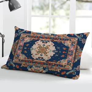 Detailansicht des böhmischen geometrischen Kissenbezugs im Teppichmuster für Sofa und Bett.