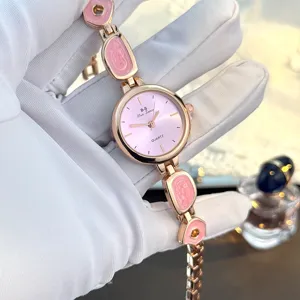 Minimalistische unregelmäßige Damenarmbanduhr, rosa Quarzuhr mit stilvollem Armband.