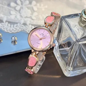 Damen Quarzarmbanduhr mit rosa Zifferblatt und stilvollem unregelmässigem Armband chic.