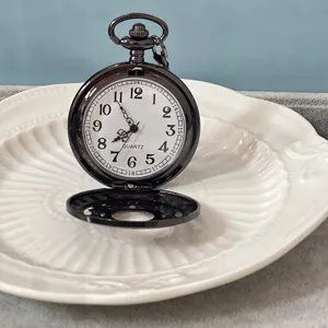 Orologio da tasca al quarzo nero vintage con quadrante bianco e coperchio traforato.
