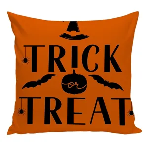 Federa per cuscino arancione di Halloween con scritta trick or treat e zucca decorativa.