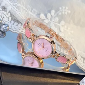 Damen Quarzuhr mit rosa Zifferblatt, Roségoldgehäuse und unregelmäßigem Armband für Alltag.
