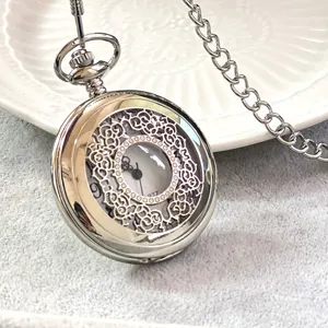 Orologio da tasca al quarzo floreale cavo vintage con catena lunga, ciondolo argento retrò.