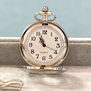 Primo piano del quadrante dell'orologio da tasca al quarzo argentato con scala 24 ore.