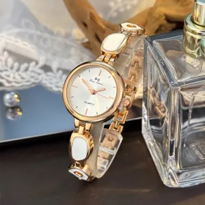Damen Quarzuhr mit roségoldenem Zifferblatt und einzigartigem unregelmäßigem Armband.