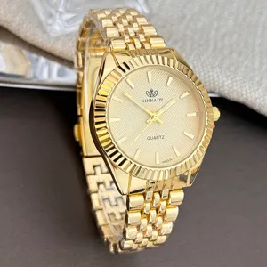 Goldfarbene Quarzuhr mit klassischer geriffelter Lünette und glänzendem Gliederarmband.
