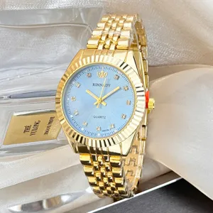 Goldfarbene Quarzuhr mit hellblauem Zifferblatt, Strass-Indizes und Metallarmband.