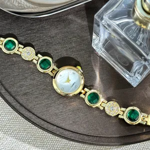 Κομψό γυναικείο ρολόι quartz με πράσινες πέτρες και λαμπερά στρας χρυσό βραχιόλι για δώρο.
