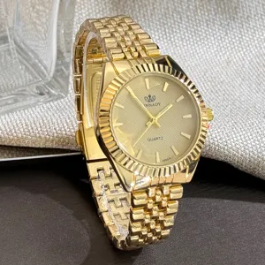 Goldene Quarzuhr mit klassischer kannelierter Lünette und Metallarmband für den Alltag.