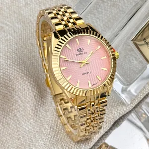 Elegante Gold Quarz Damenuhr mit rosa strukturiertem Zifferblatt und Gliederarmband.