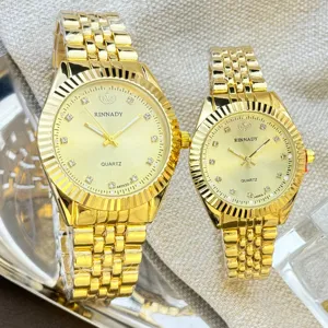 Nahaufnahme von goldenen Quarzuhren mit strukturiertem Rand und edlem Metallarmband.