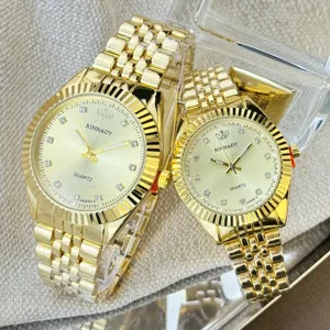 Detailansicht des goldenen Paare Quarzuhren-Sets mit strukturiertem Lünette und Kristall-Indizes.