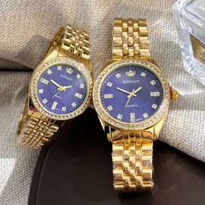 Luxus Gold Quarz Paaruhr Set mit funkelnder Diamant Lünette und elegantem blauen Zifferblatt.