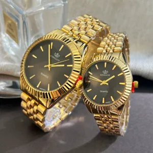 Goldenes Quartez Paare Uhrenset mit schwarzem Zifferblatt und Metallarmband, elegant Stil.
