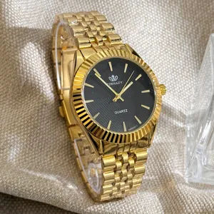Goldfarbene Quarzuhr mit schwarzem Zifferblatt und geriffelter Lünette, Metallarmband Accessoire.