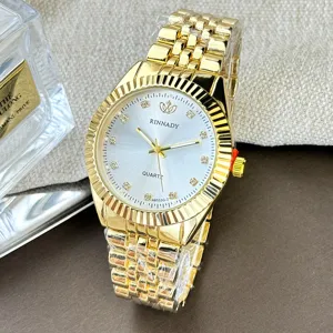 Detailaufnahme einer luxuriösen goldenen Quarzuhr mit Zirkonias und geriffelter Lünette.