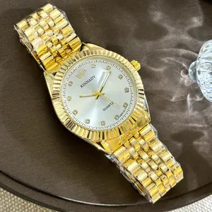 Goldene Quarzuhr für Damen und Herren mit Metallarmband und funkelnden Strasssteinen.