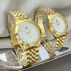 Attraktives goldfarbenes Paare Quarzuhren Set mit weissen Zifferblattern und Metallarmbandern.