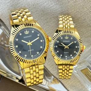 Luxus Gold Quarzuhr Paar Set mit elegantem schwarzem Zifferblatt und Strasssteinen.