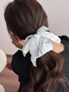 Weißer Spitzenhaargummi mit Perlenschleife, elegantes Haarteil für Damen und süßes Alltags-Styling.