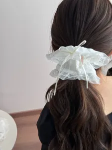 Weisses spitzen haargummi mit eleganten schleifen bändern, süsses design für damen.