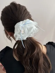 Weißes spitzen haargummi mit süßer blauer schleife, elegantes süßes haarband accessoire.