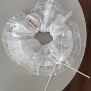 Weißer Spitzen Haargummi mit süßer Schleife und feinen Rüschen für elegante Alltagsfrisuren.