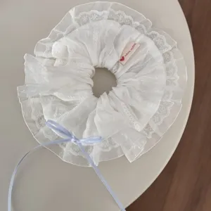 Weißer Spitzen-Haargummi mit hübscher Schleife, elegantes Haaraccessoire für Frauen.