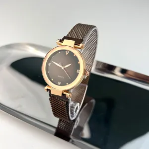 Damen Quarzuhr mit braunem Farbverlauf Zifferblatt und magnetischem Mesh Armband Detail