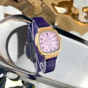 Nahaufnahme der quadratischen Quarzuhr mit violettem Mesh-Armband und rosafarbenem Zifferblatt.