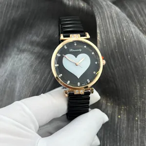 Damen QuarzUhr mit schwarzem elastischem Armband Roségold Gehäuse Herz Zifferblatt Steine