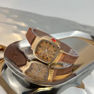 Detailansicht einer quadratischen Roségold Quarzuhr mit Mesh Armband auf silberner Schale.