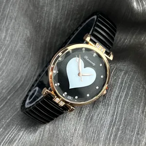 Damen Quarzarmbanduhr Herz Zifferblatt Strass Elastisches Armband Detailansicht Mode