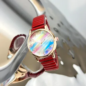 Bunte Quarzuhr fuer Damen mit rotem elastischem Dehnbarmetallarmband und Detailansicht