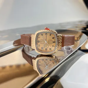 Quadratische Damen Quarzarmbanduhr in Roségold mit feinem Mesh Armband und schönem Weizenmuster.