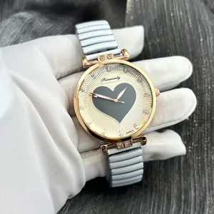 Damen Quarzuhr mit Herz Zifferblatt Gold Gehäuse und weißem elastischen Dehnarmband.