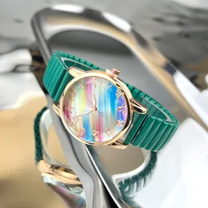 Damen Quarz Uhr Regenbogen Gradient Zifferblatt Mit Elastischem Band Roségold Legierung Gehäuse Casual Bonbonfarbe Armbanduhr